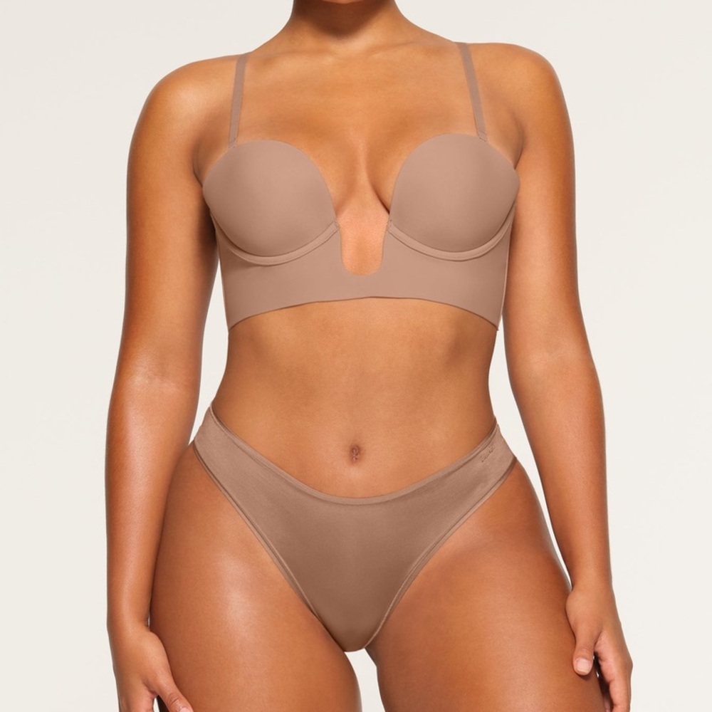 SKIMS: Deep Plunge Bra in Sienna Size XS